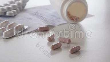 白色背景的药丸和胶囊，文字空间